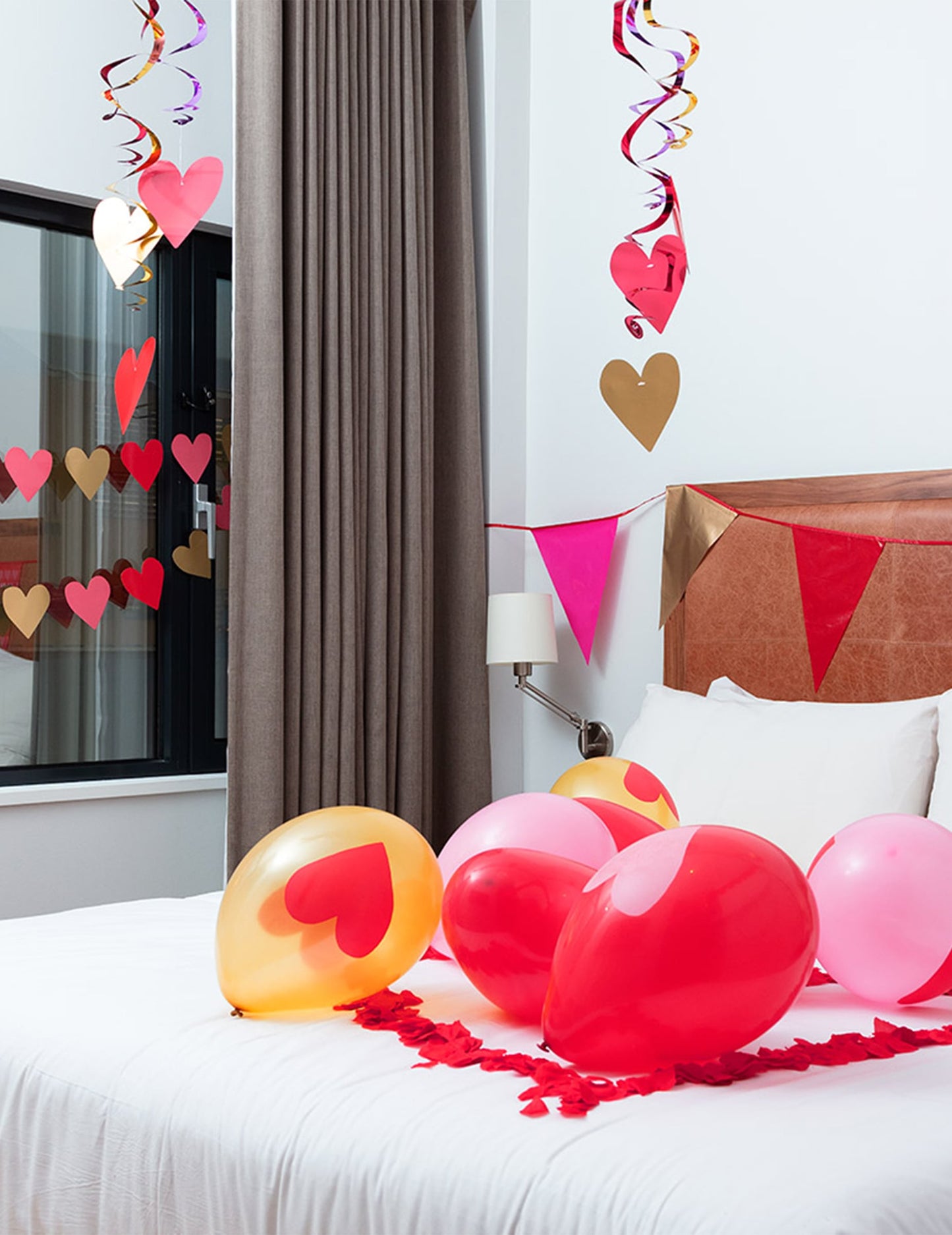 Guirlande petits coeurs Love you pour décoration de fête rouge rose et or
