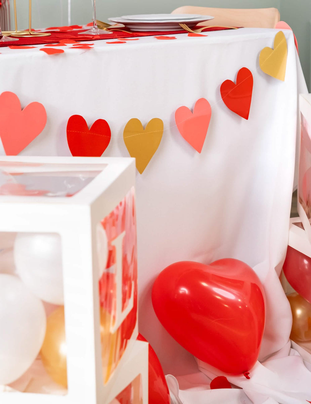 Ünnepi asztalon elhelyezett kis szívek füzére Love you