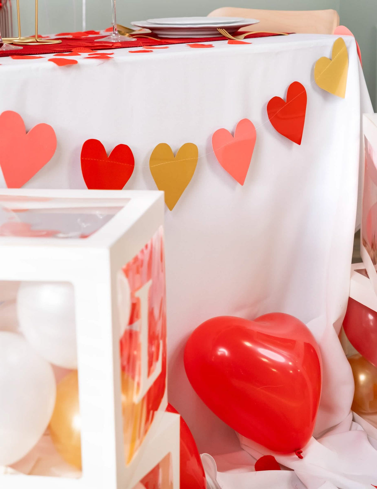 Ünnepi asztalon elhelyezett kis szívek füzére Love you