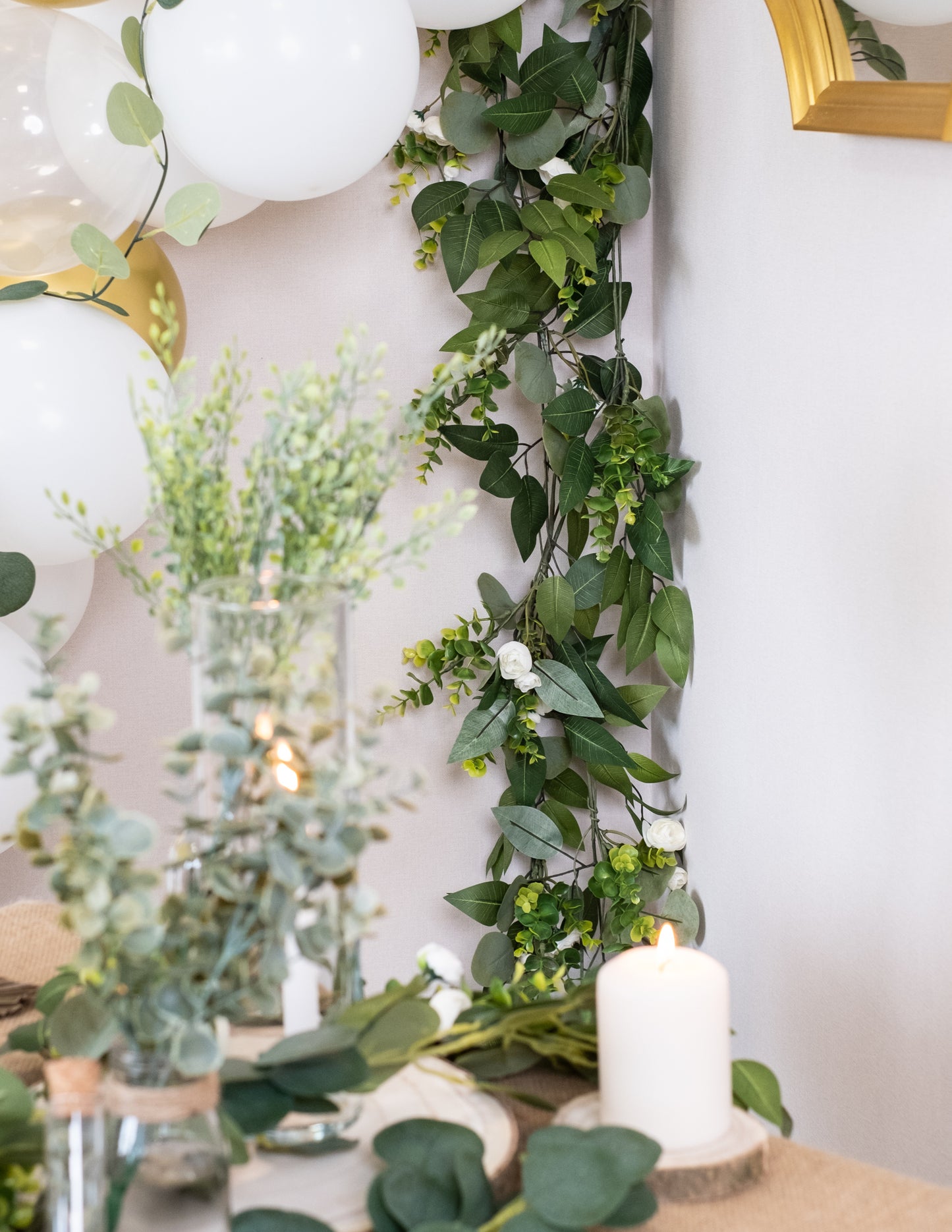 1,40 méteres fehér bazsarózsa, babér és eukaliptusz füzér esküvőkre