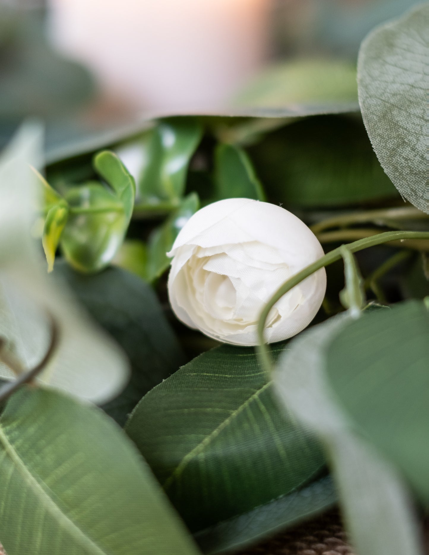 1,40 méteres fehér bazsarózsa, babér és eukaliptusz füzér esküvőkre