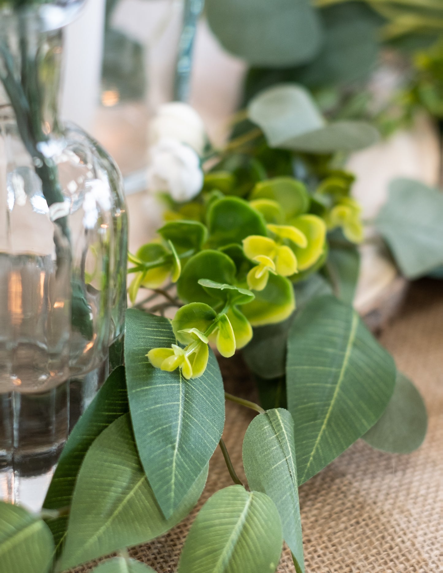 1,40 méteres fehér bazsarózsa, babér és eukaliptusz füzér esküvőkre