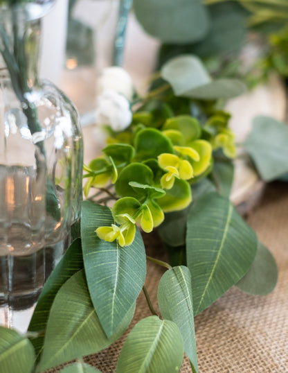 1,40 méteres fehér bazsarózsa, babér és eukaliptusz füzér esküvőkre