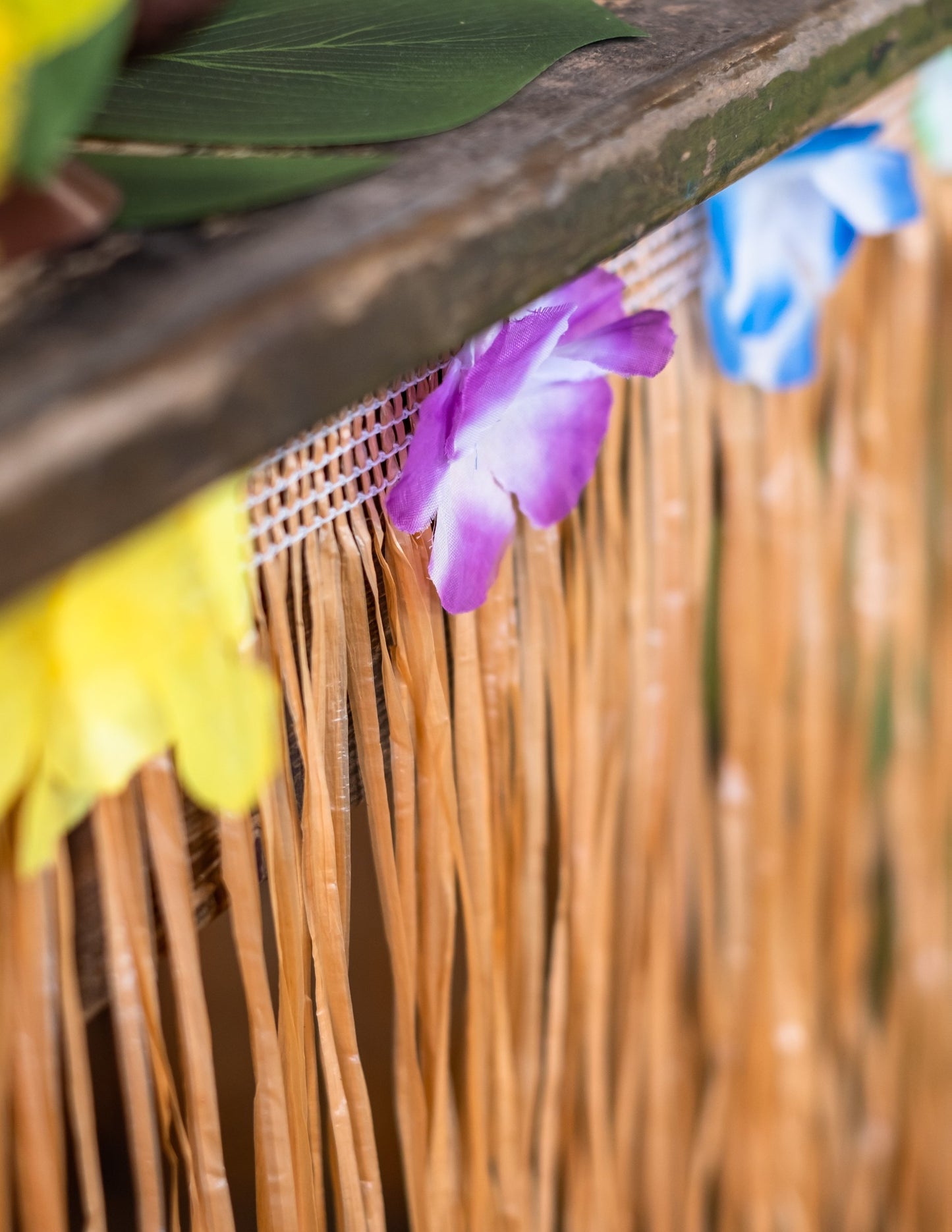 Közelkép a Hawái asztalterítő virágos szegélyéről