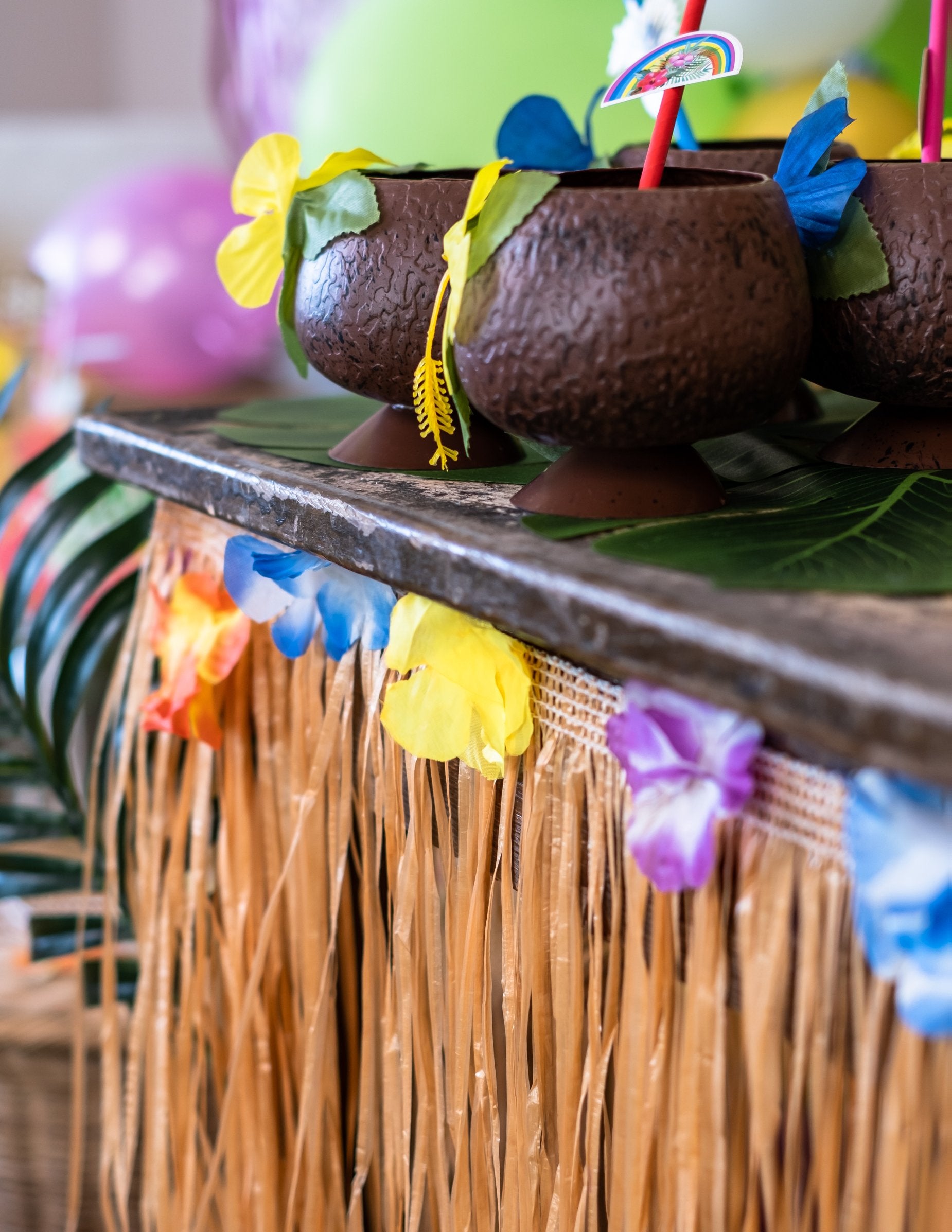 Kókusz poharak és egzotikus virágok a Hawái asztalterítőn