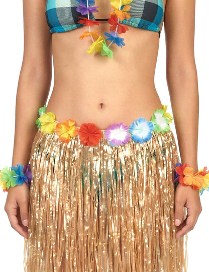 Gros plan sur les bracelets et fleurs à la taille de la jupe hawaïenne courte en plastique pour adulte