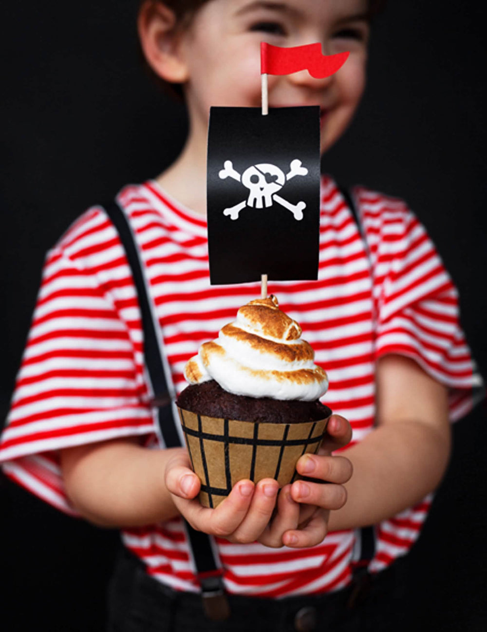 cupcake készlet kalóz bulihoz gyermekeknek fekete és piros koponya zászlóval