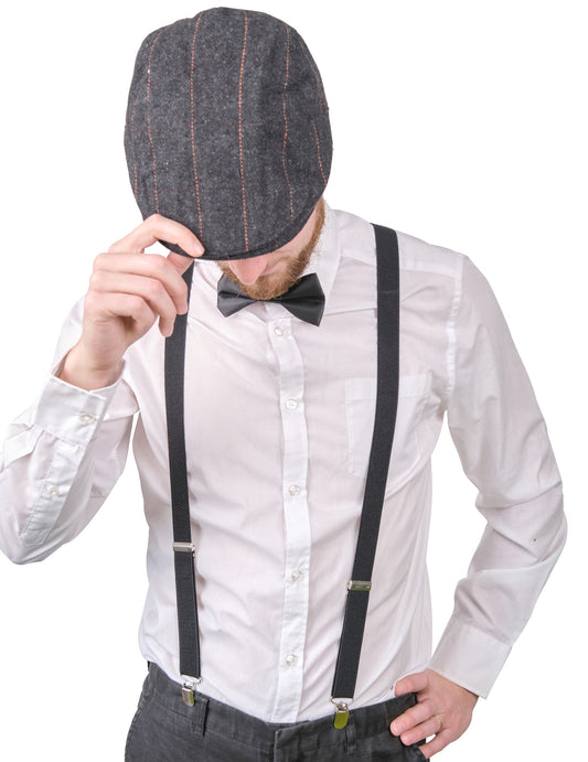 Gros plan sur la casquette et le nœud papillon du kit accessoires années 20