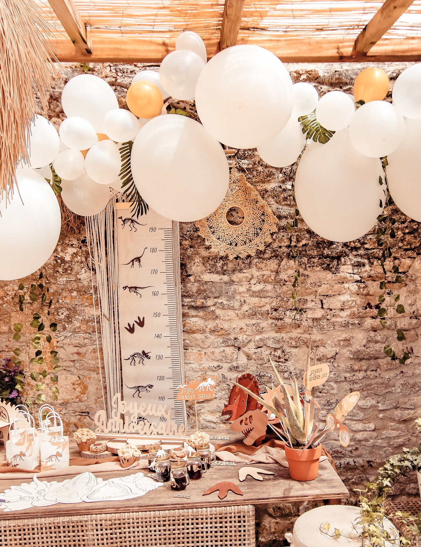 55 lufis fehér és arany színű ívkészlet borostyánnal és trópusi levelekkel, elegáns díszítéssel