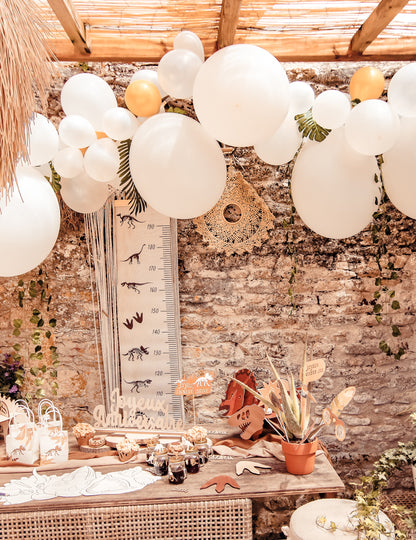 55 lufis fehér és arany színű ívkészlet borostyánnal és trópusi levelekkel, elegáns díszítéssel