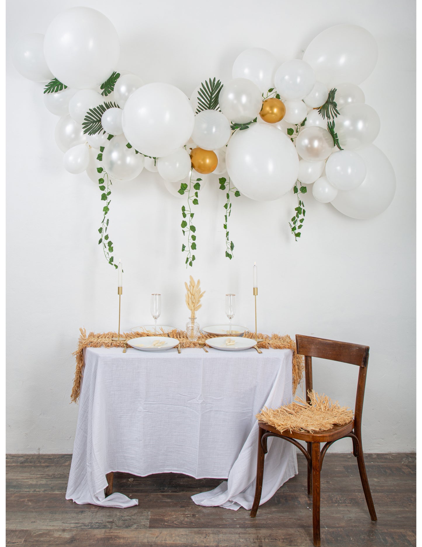 55 lufis fehér és arany színű ívkészlet borostyánnal és trópusi levelekkel, elegáns díszítéssel