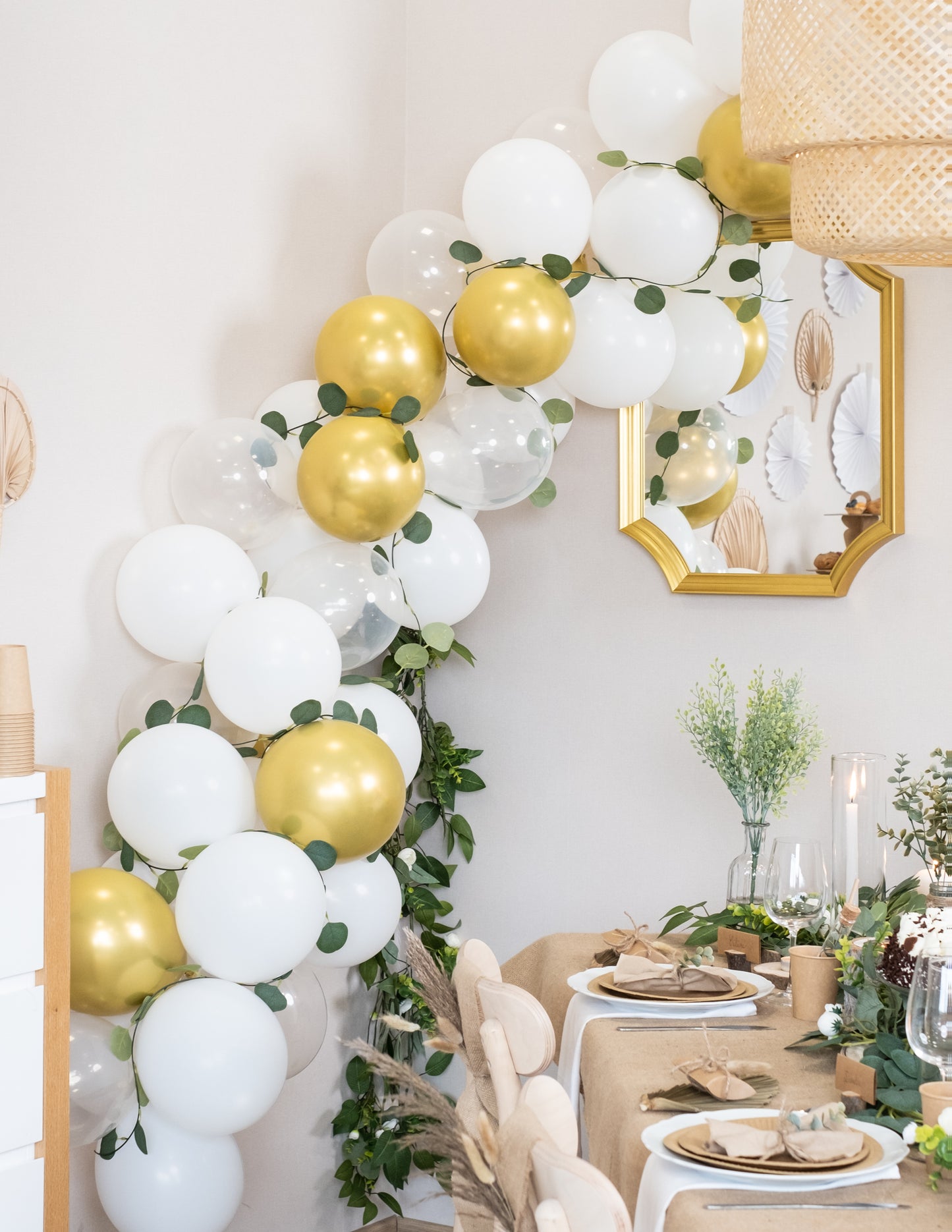 60 darabos fehér és arany lufi ívkészlet eukaliptusz levelekkel
