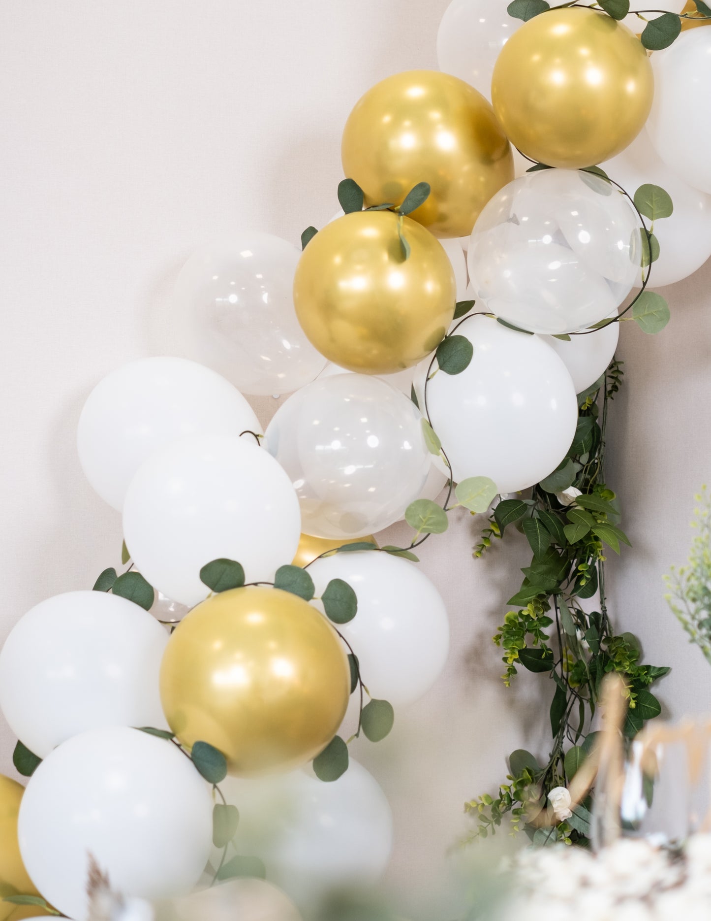 60 darabos fehér és arany lufi ívkészlet eukaliptusz levelekkel