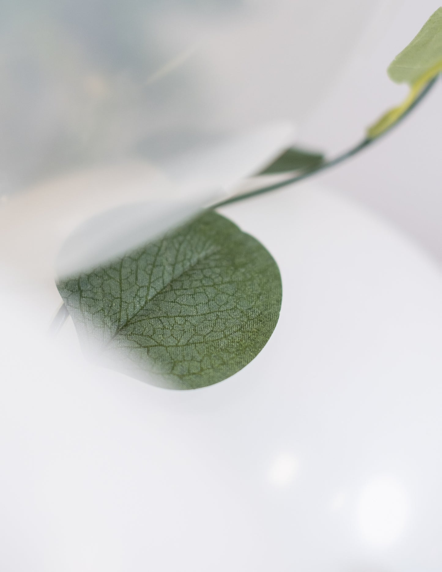 60 darabos fehér és arany lufi ívkészlet eukaliptusz levelekkel