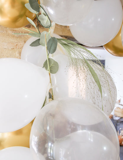 60 darabos fehér és arany lufi ívkészlet eukaliptusz levelekkel