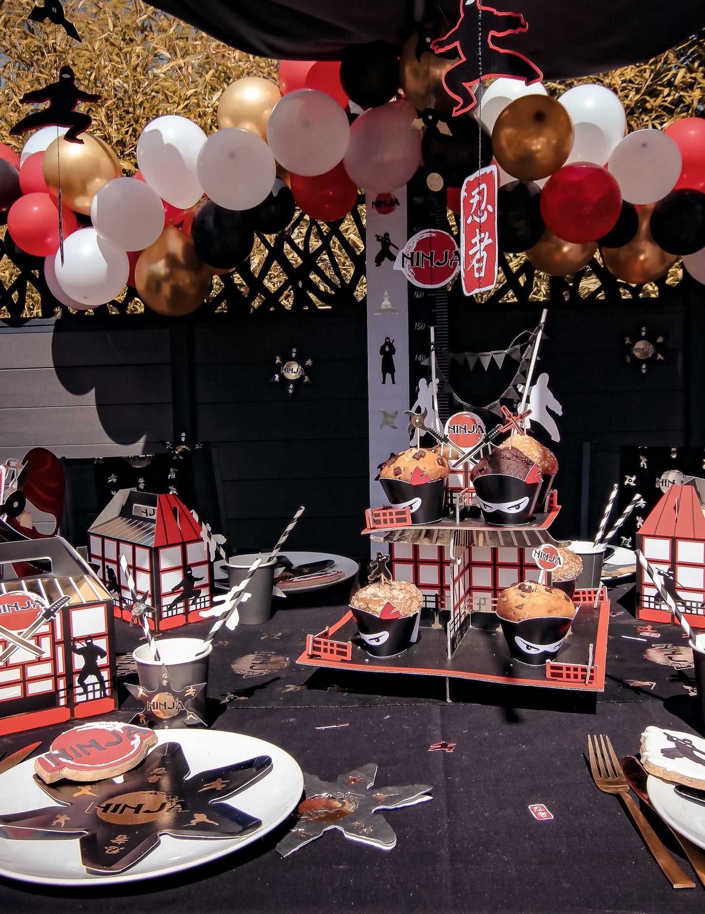 60 piros, fekete és arany léggömbből készült bárkészlet