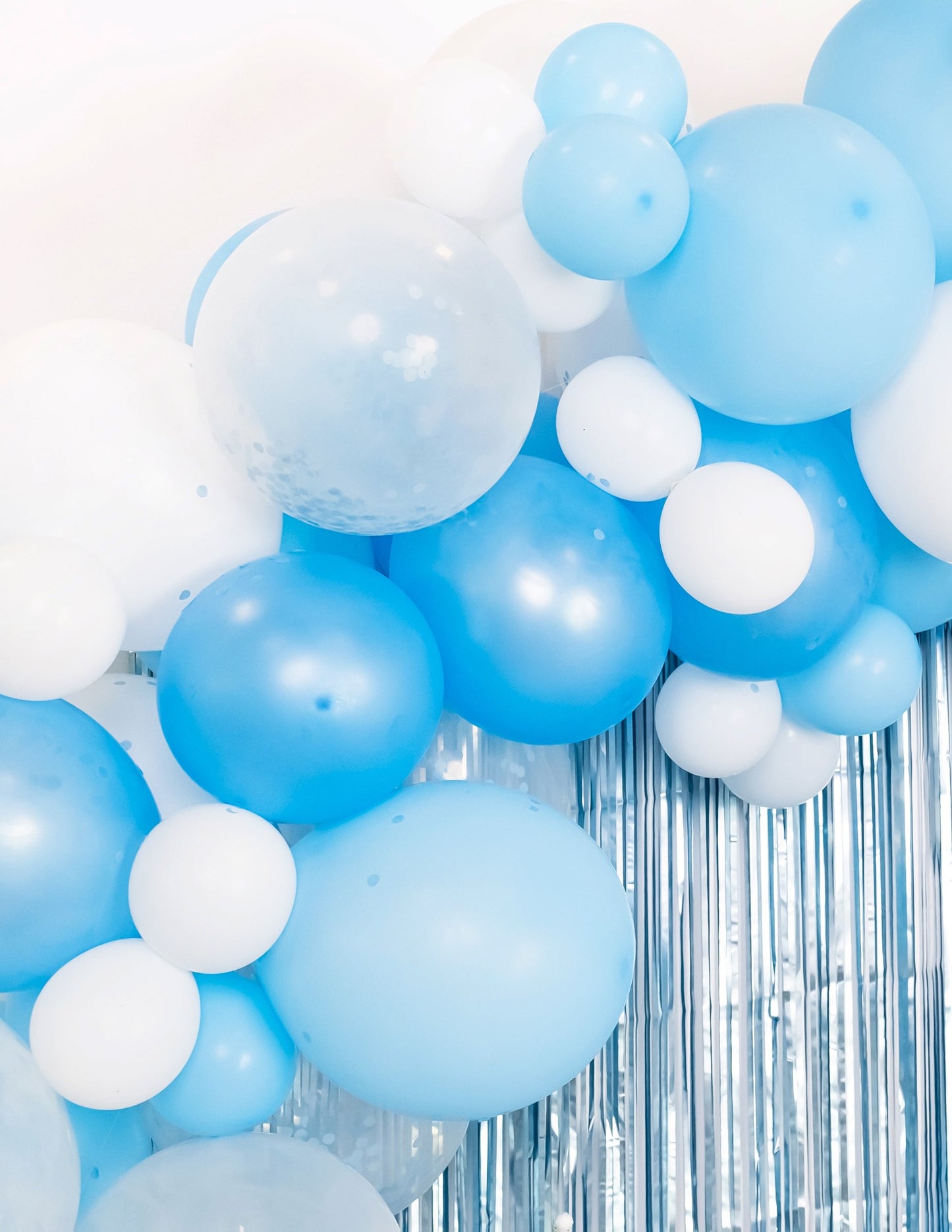 A Kit Ark 70 léggömbből bomlik, kék színű