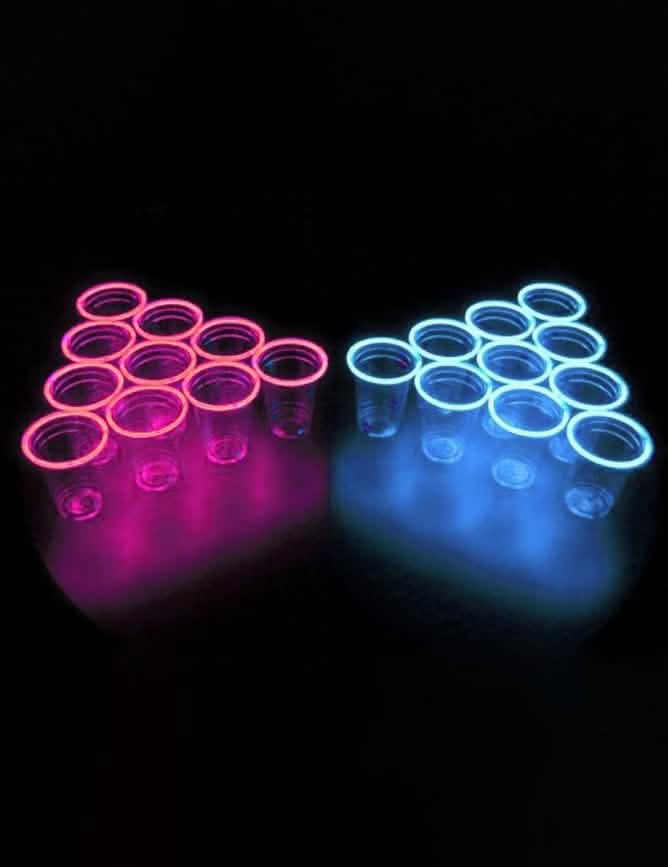 Látható fekete fényben világító beer pong készlet bulira