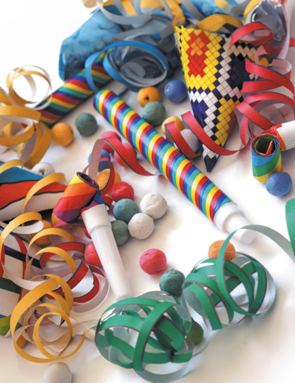 Gros plan sur les sans-gênes et serpentins du Kit cotillons multicolores pour 20 personnes