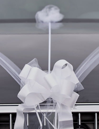 Gros plan sur le nœud en tulle et ruban du kit de décoration voiture mariage