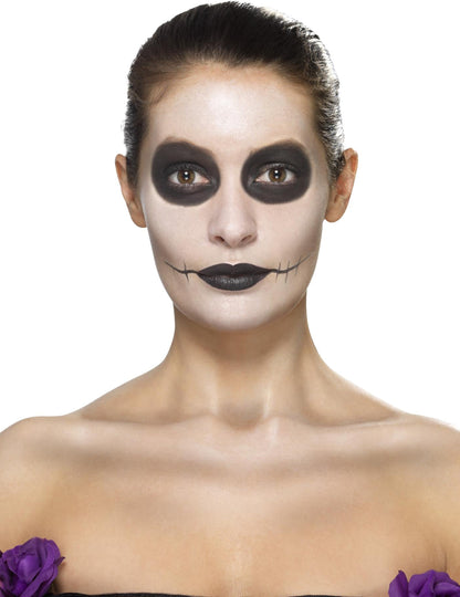 Détail du maquillage noir des yeux et de la bouche du kit maquillage Dia de los muertos pour femme fleurs bleues