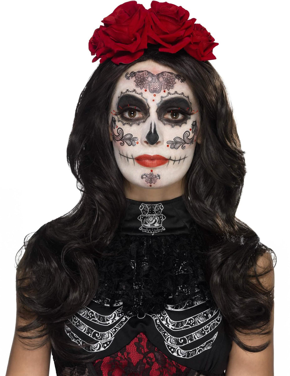 Glamour sminkek műszempillával és ékszerek Dia de los muertos nő számára vörös rózsákkal és fekete mintákkal