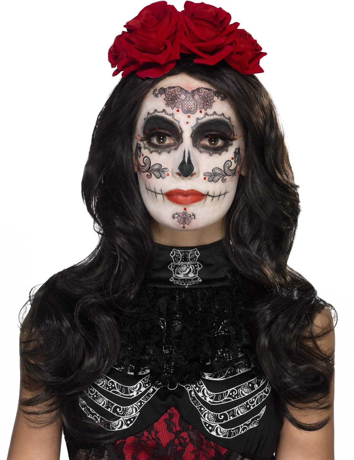 Glamour sminkek műszempillával és ékszerek Dia de los muertos nő számára vörös rózsákkal és fekete mintákkal