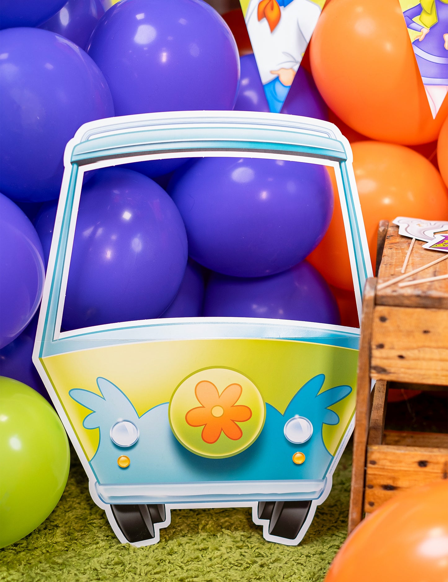 Vue de face du cadre Mystery Machine du kit photobooth avec cadre Scooby-Doo