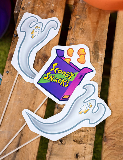 Détail des accessoires fantômes et Scooby Snacks du kit photobooth avec cadre Scooby-Doo