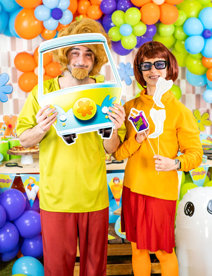 Mise en situation par deux adultes du kit photobooth avec cadre Scooby-Doo