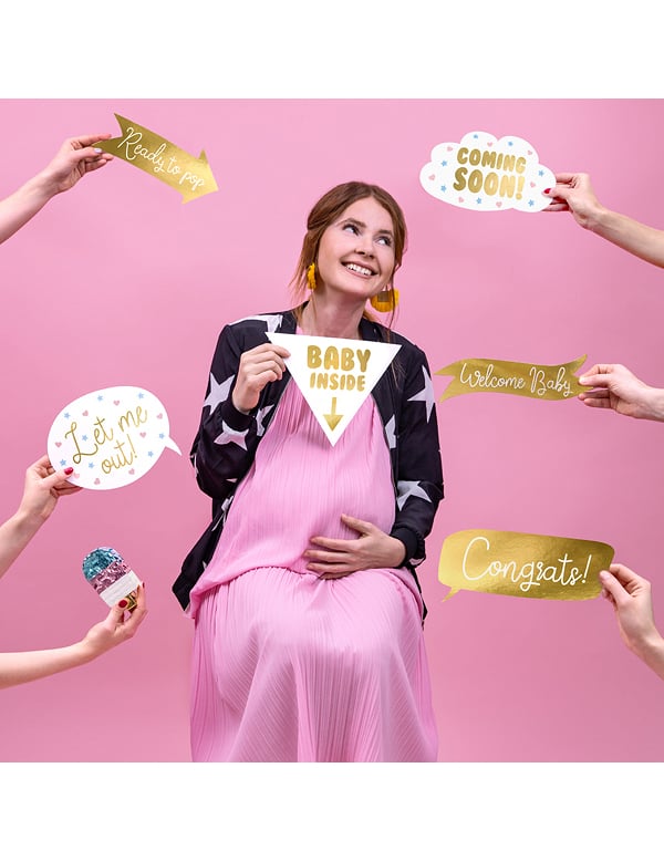 Mise en situation du kit photobooth baby shower blanc et or 6 pièces