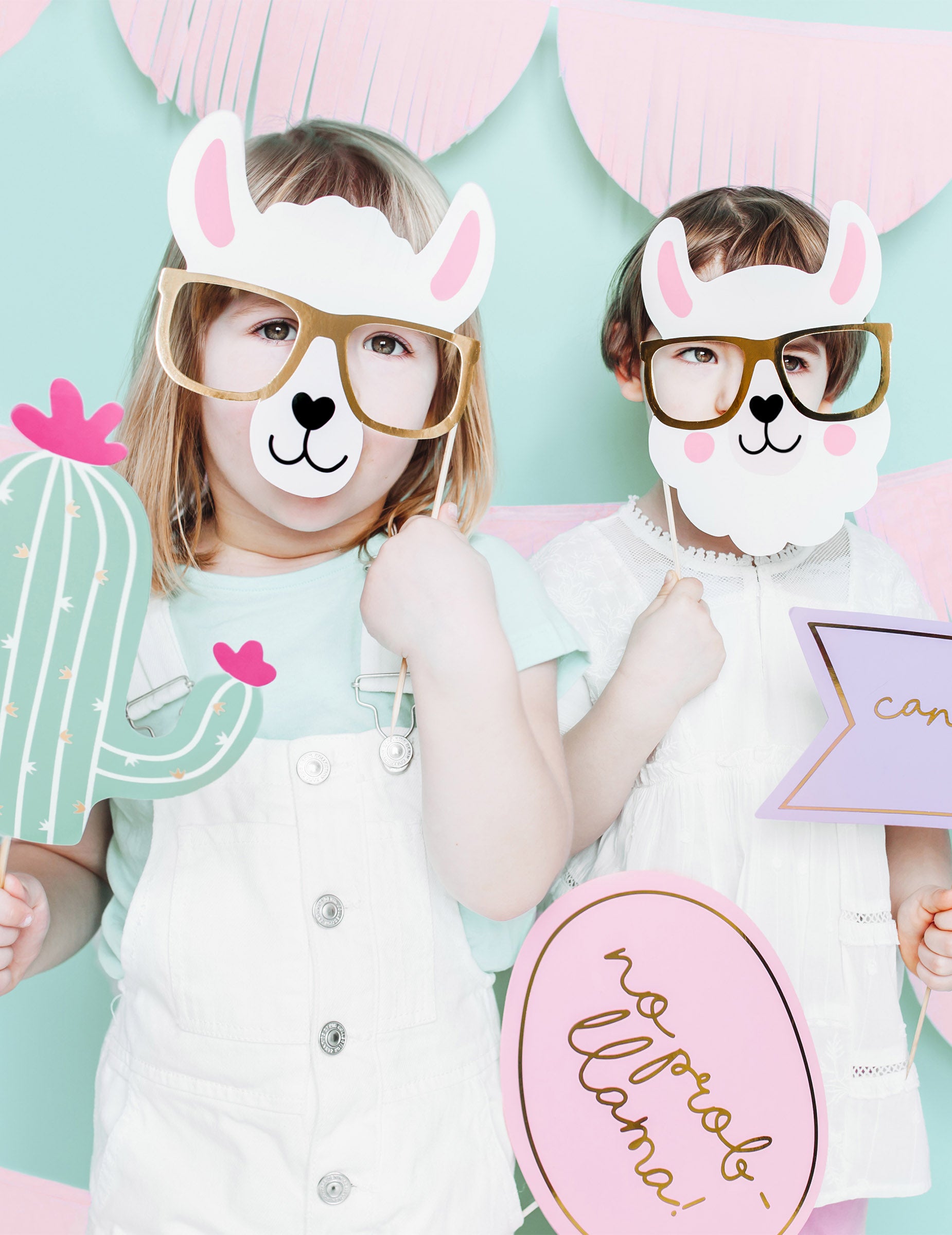 Mise en situation par des enfants du kit photobooth lama pastel 5 pièces pour anniversaire