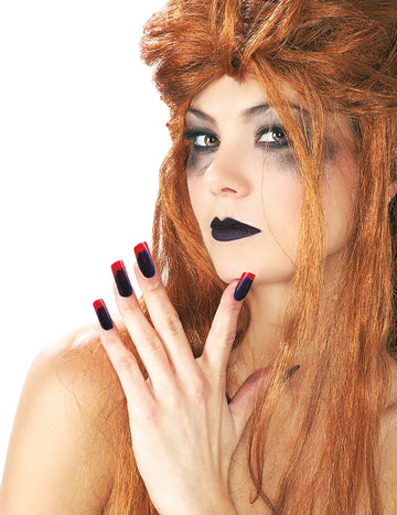 Rúzskészlet és véres felnőtt véres körmök