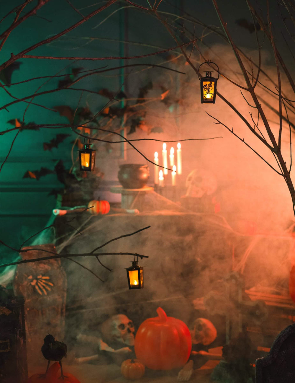 Félelmetes díszletbe helyezve a halloween világító lámpásának, csontvázzal és tökkel