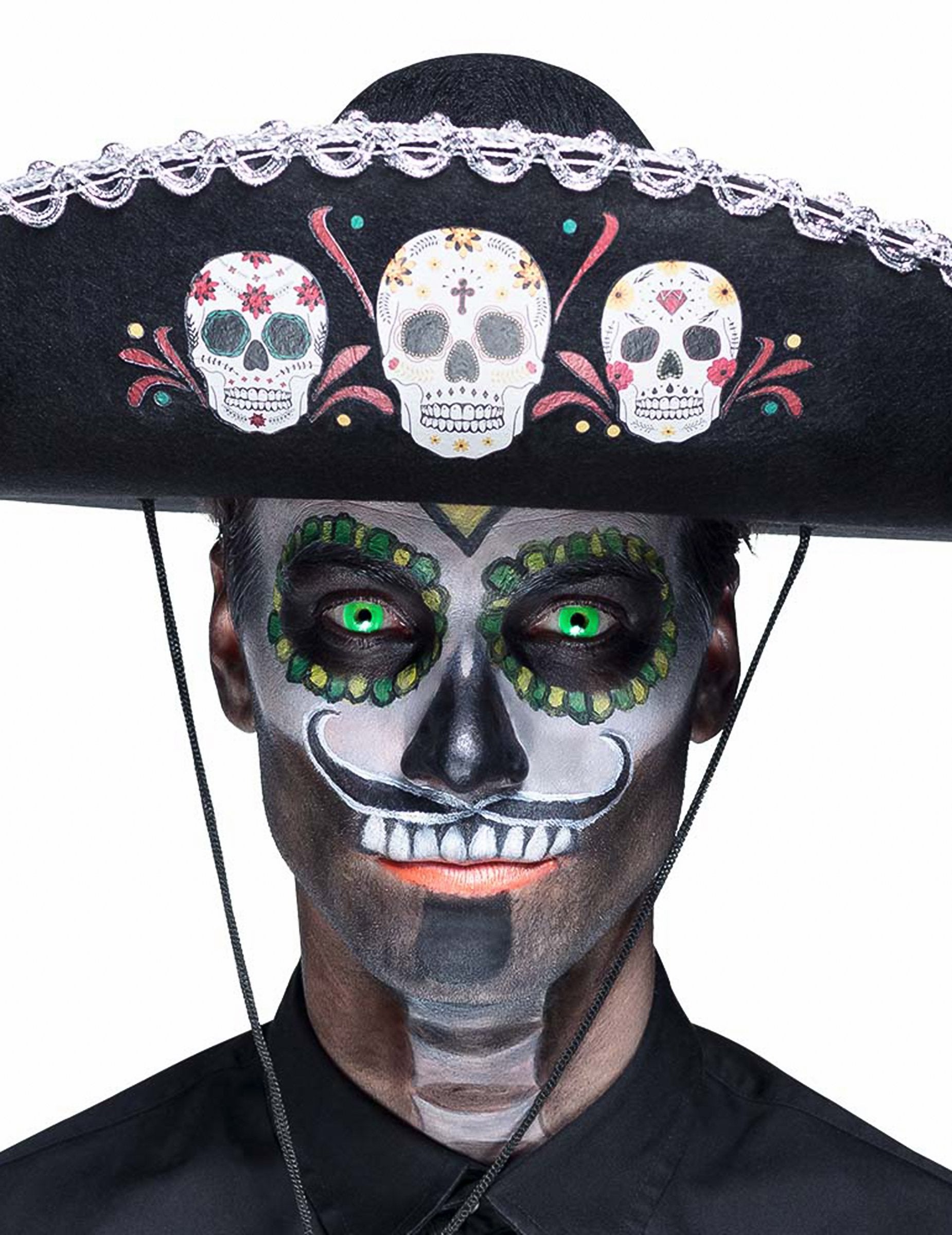 Közelkép a felnőtt fluoreszkáló zöld UV kontaktlencsék fluoreszkáló hatásáról