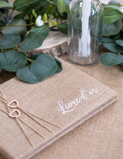 Détail de la couverture en jute et de l'inscription du livre d'or mariage nature