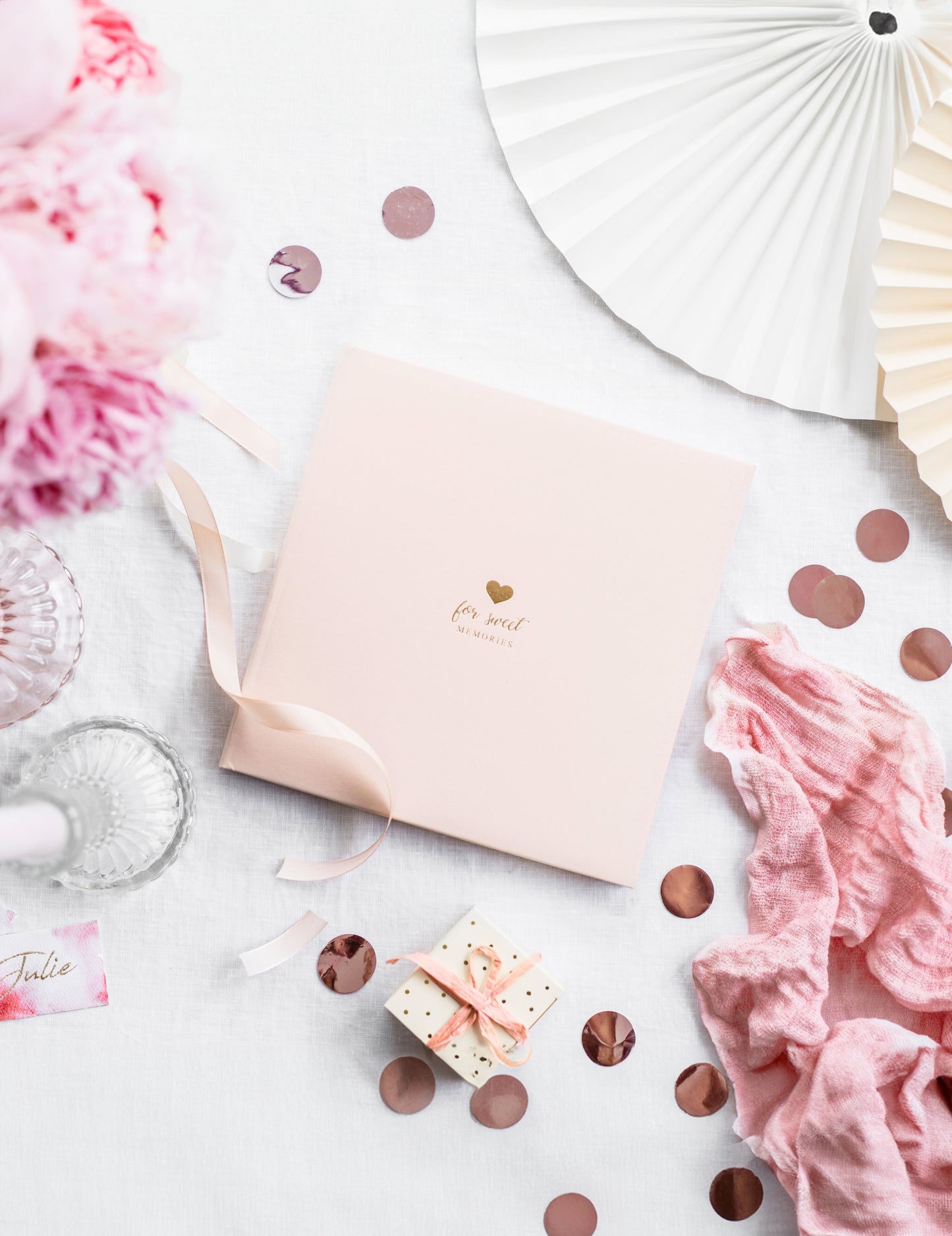 Púderrózsaszín és arany vendégkönyv, 20,5 x 20,5 cm cm 22 oldalas romantikus esküvő