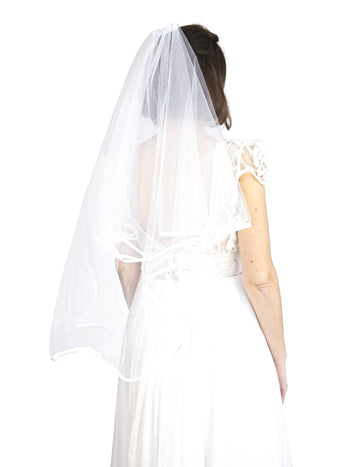 Hosszú fehér menyasszonyi fátyol