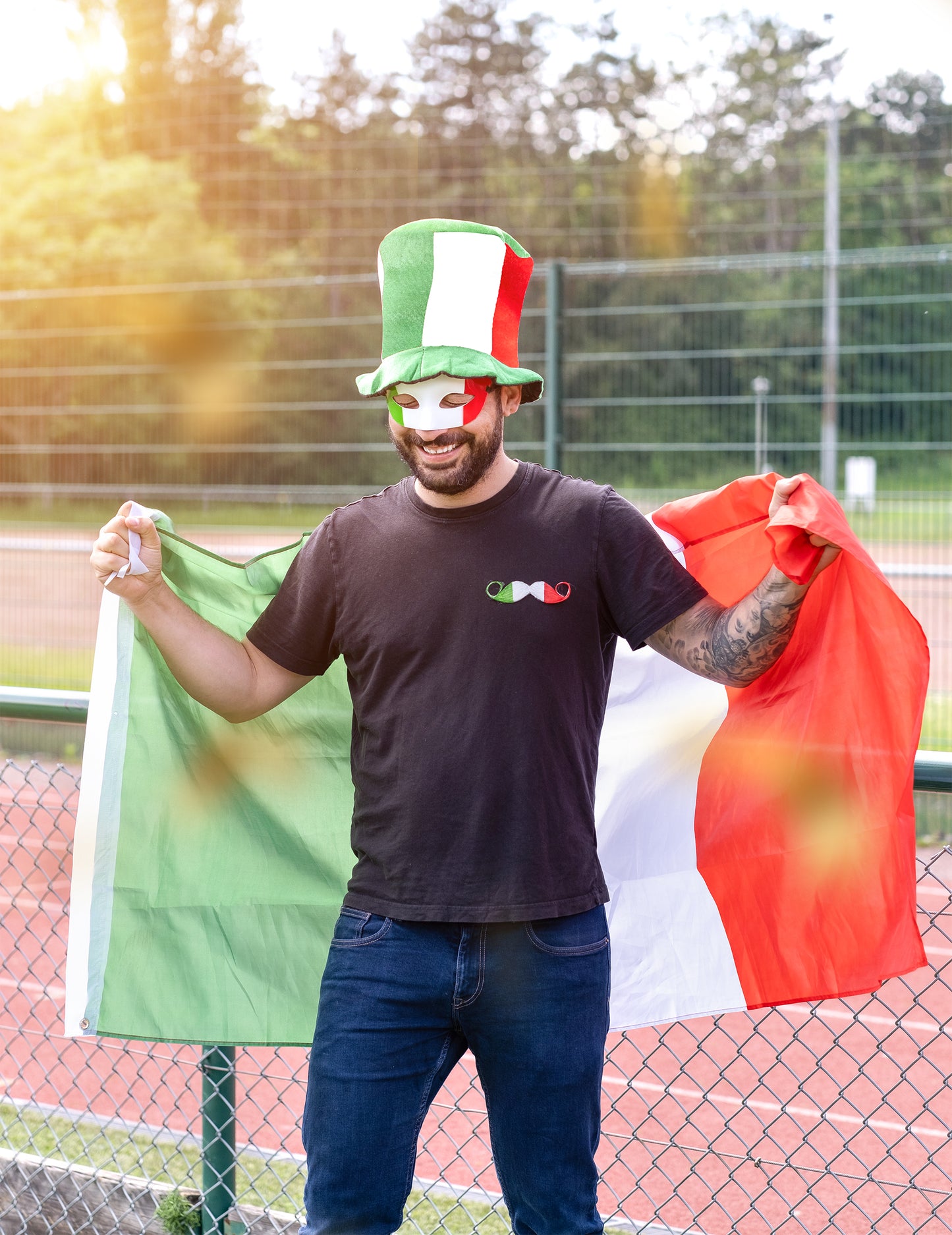 Helyzetbemutató olasz szurkolói zászlóval és kalappal az Olaszország Maszk-hoz