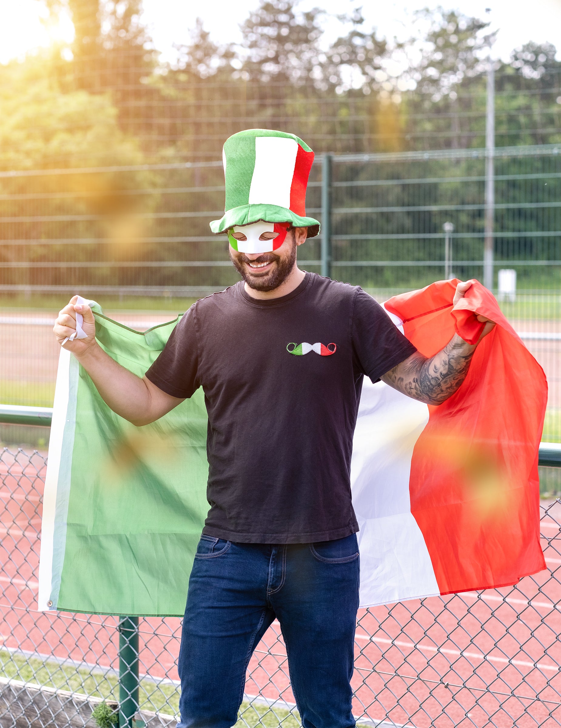 Helyzetbemutató olasz szurkolói zászlóval és kalappal az Olaszország Maszk-hoz