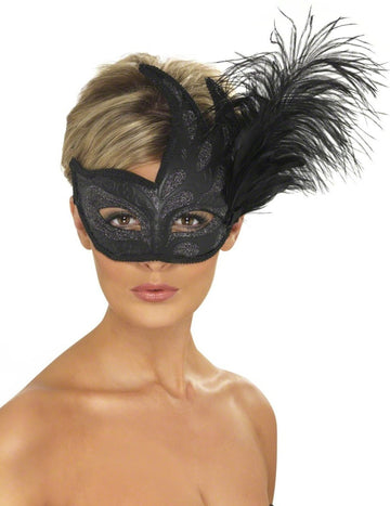 Fekete farkas ezüst flitterekkel és felnőtt tollokkal