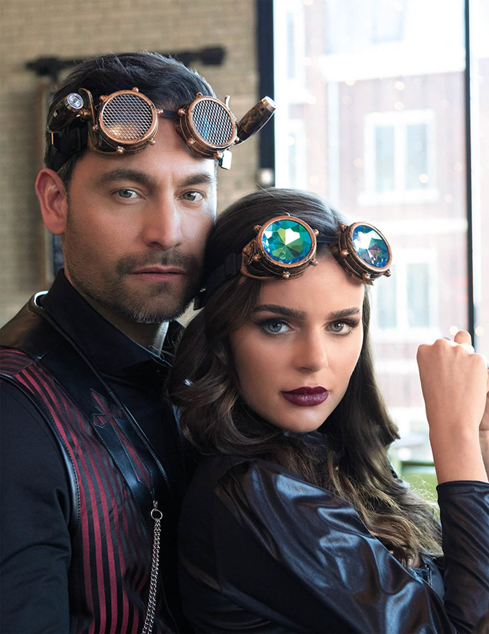 Szituáció egy pár által, steampunk szemüvegek felnőtt számára