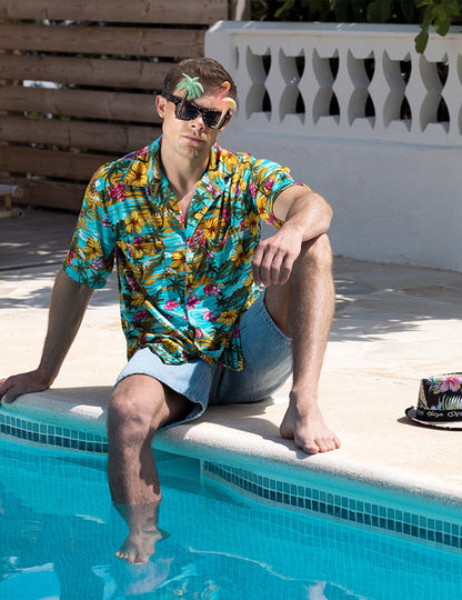 Medenceparti helyzetbemutató a felnőtt hawaii szemüvegről pálmafával és flamingóval