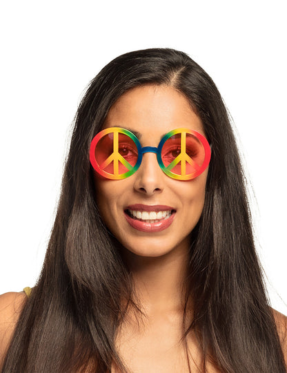 Közelkép a felnőtt szivárvány hippis szemüvegről béke és szeretet szimbólummal