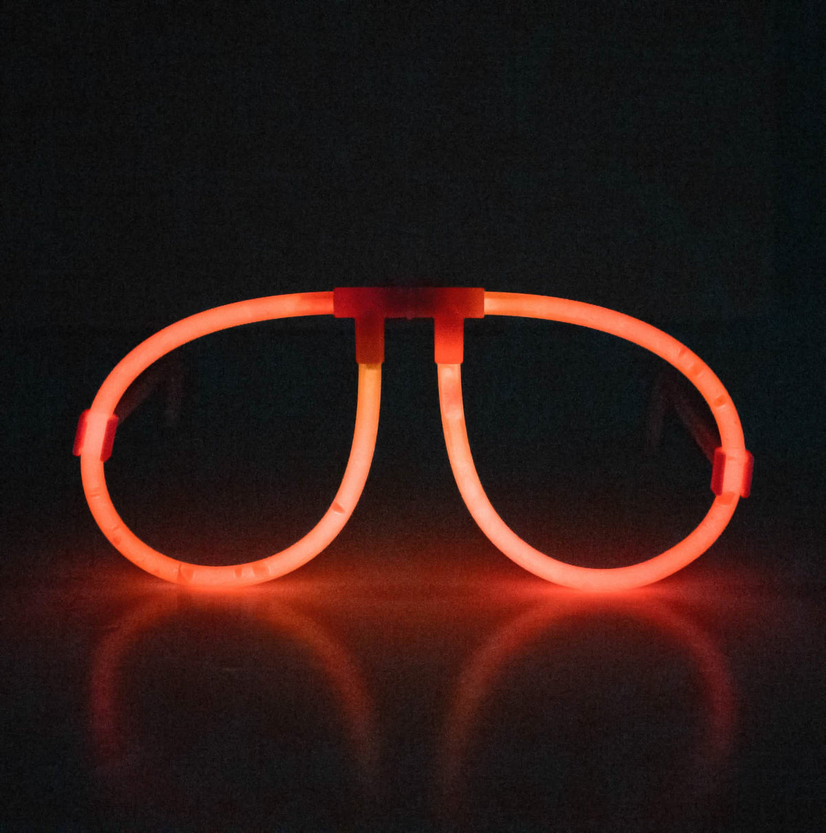 Vue de face illuminée rouge des lunettes phosphorescentes fluo