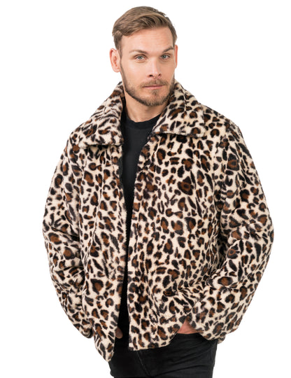 Vue de face du manteau en fausse fourrure léopard