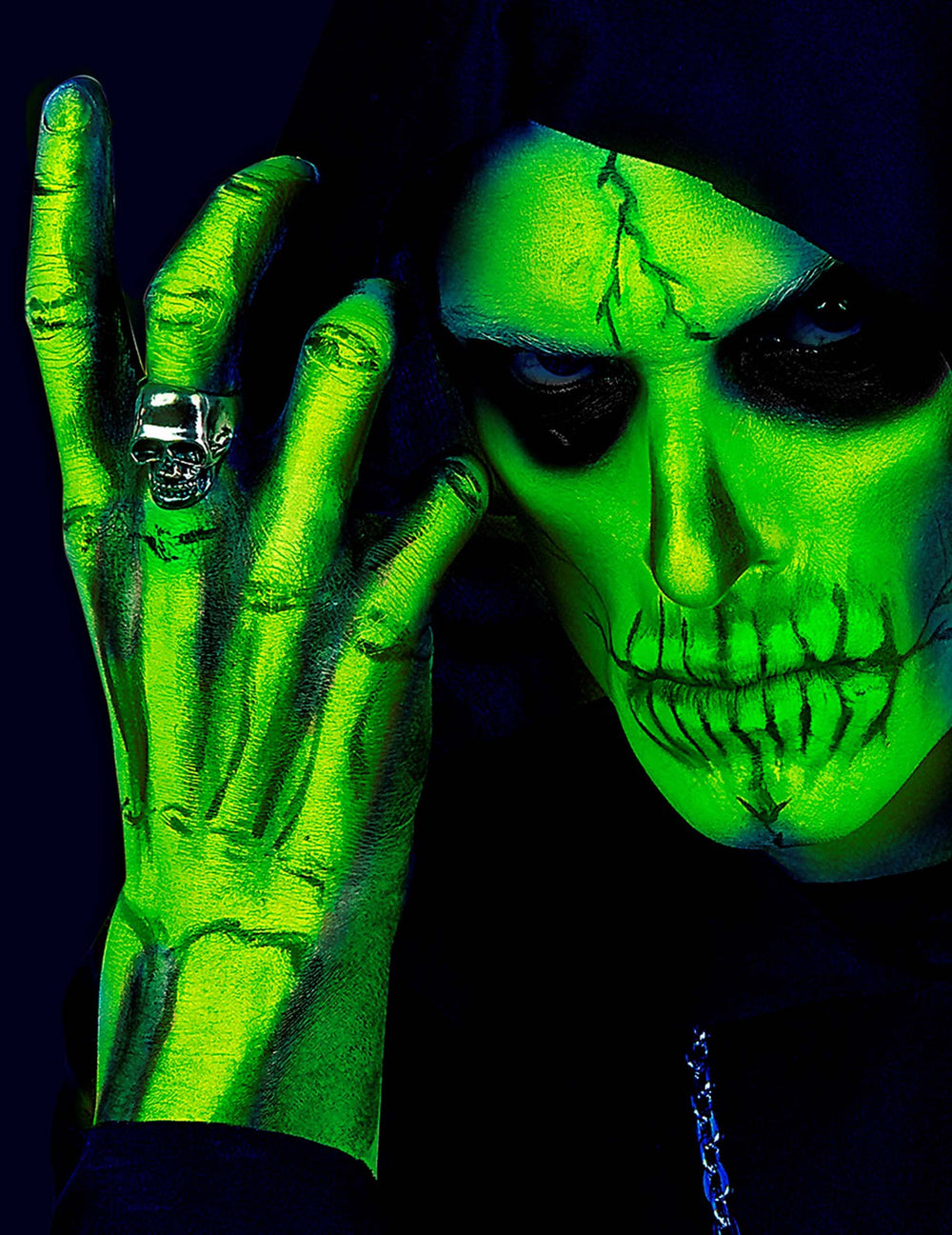 Détail du rendu fluorescent sur le visage et la main du maquillage néon pour adulte