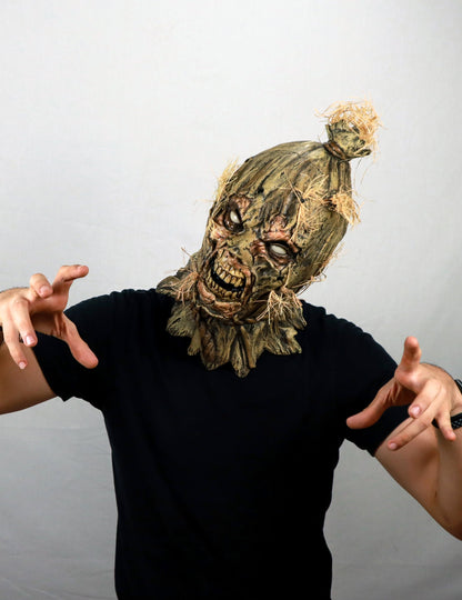 Mise en situation avec pose terrifiante du masque intégral zombie épouvantail