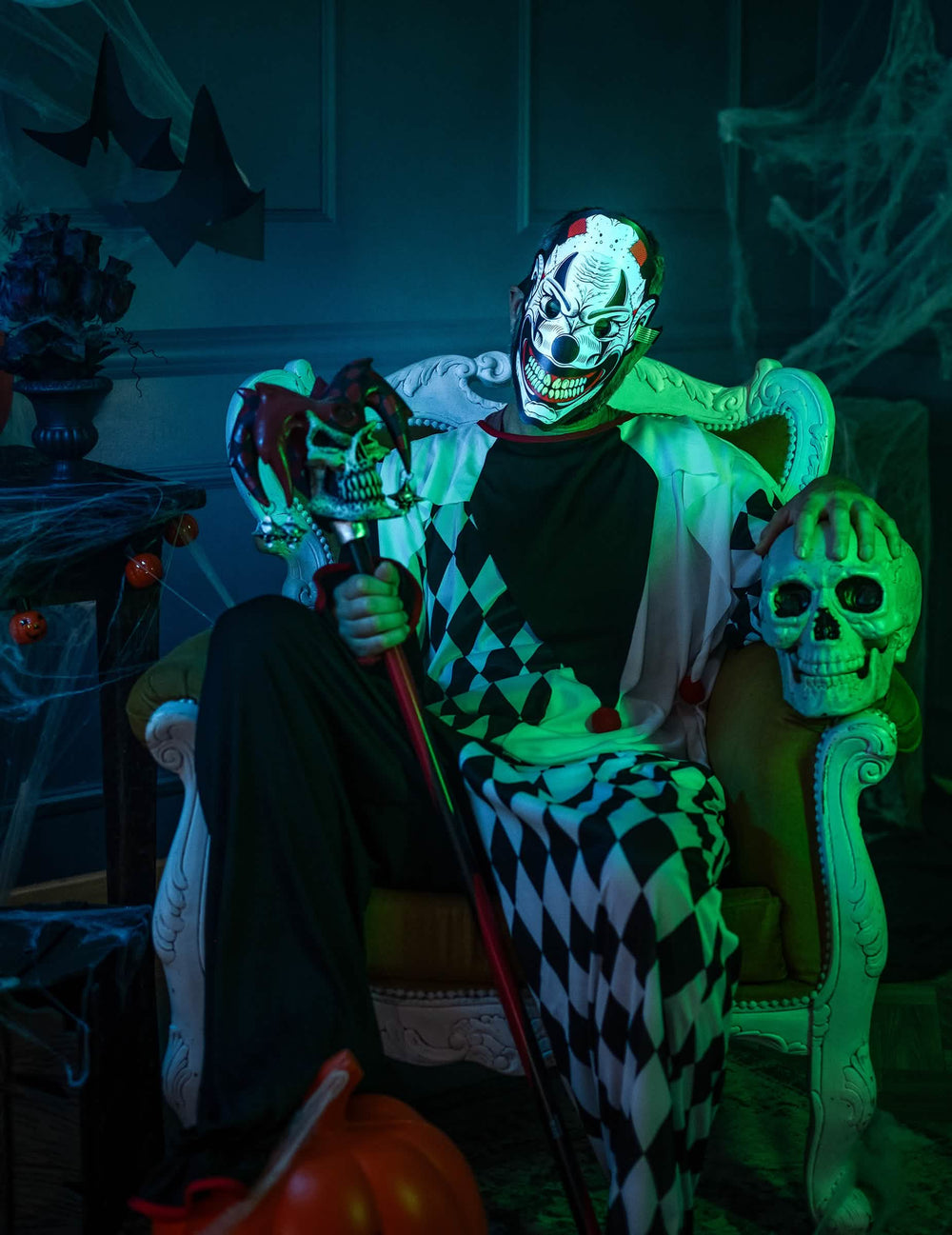 Felnőtt világító joker maszk használati helyzetben