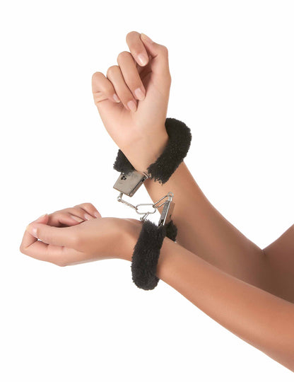 Mise en situation aux poignets des menottes en fourrure pour adulte